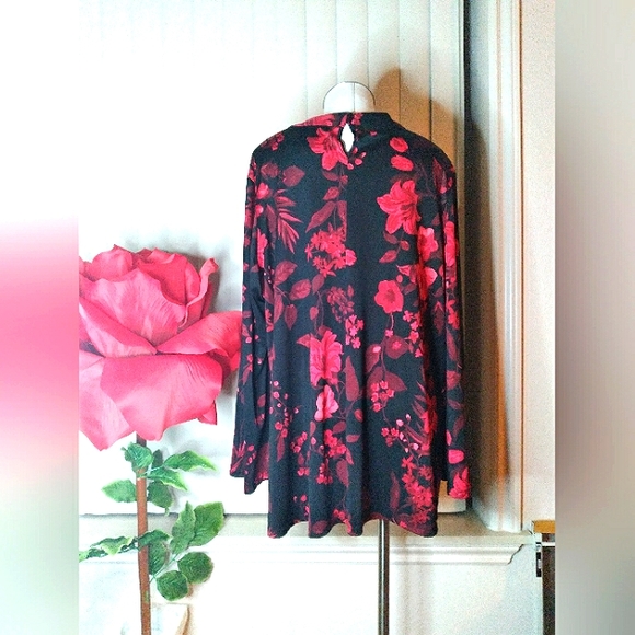 👚IT'S A SALE!! FLORAL TOP👚 - Picture 2 of 4